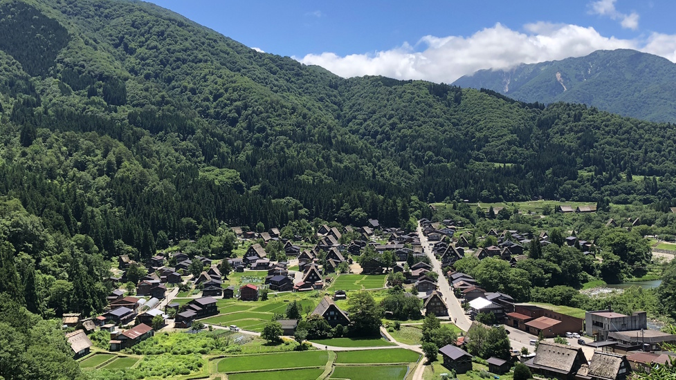 【天守閣展望台（白川郷）】荻町集落を一望できる「お食事処 天守閣」の展望台。（当館から車で約1時間）