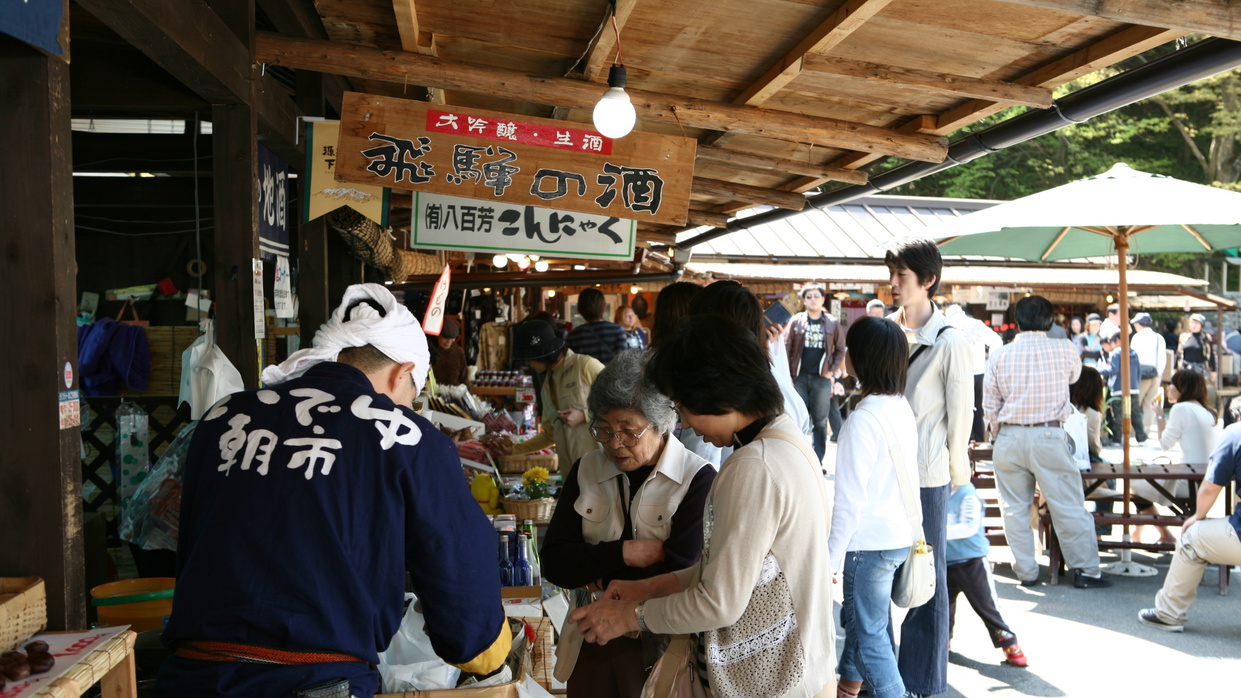 【いでゆ朝市】下呂温泉街にて毎年3月上旬〜11月下旬迄開催。地元のお野菜や食材がお得に手に入ります。