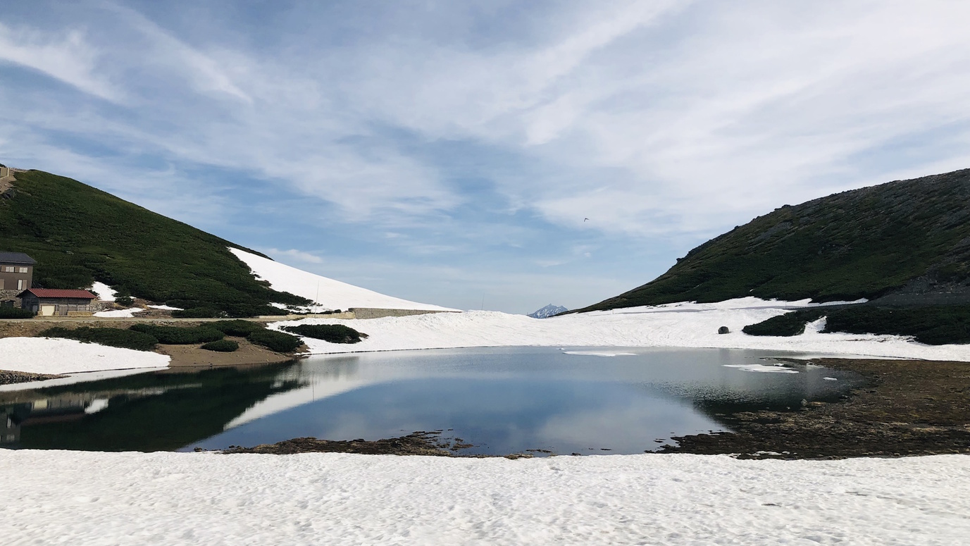【乗鞍岳・畳平】標高2700mまでバスで行くことができる。雄大な山々と大自然を一望できます。