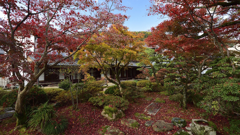 【芭蕉の館】山中温泉街の中心部に位置する、山中温泉最古の宿屋建築。（当館から車で5分）