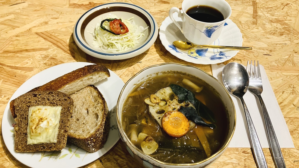【朝食】山中温泉「ギャラリー日曜館」で販売されている加賀菜スープとパンのセット