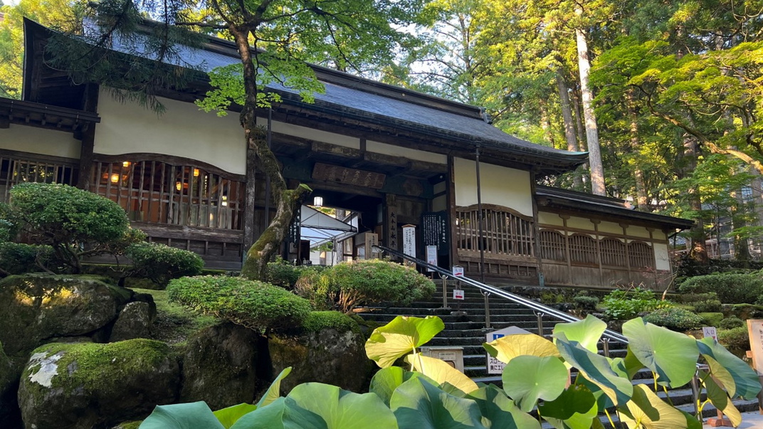 【永平寺】雲水（修行僧）が実際に厳しい修行を行っていることで有名です。