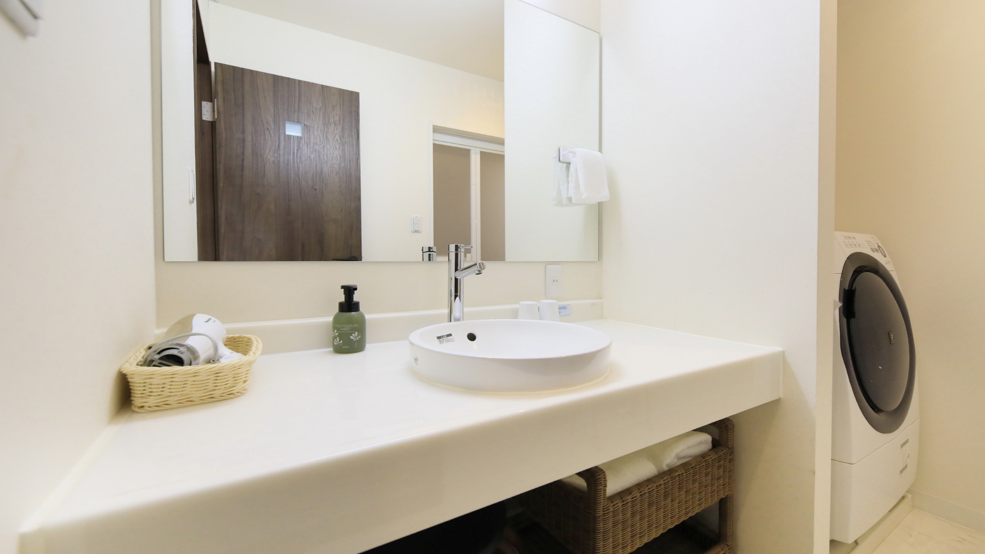 【客室設備一例】大きな洗面台で住まうようにご宿泊頂けます。洗濯機完備。