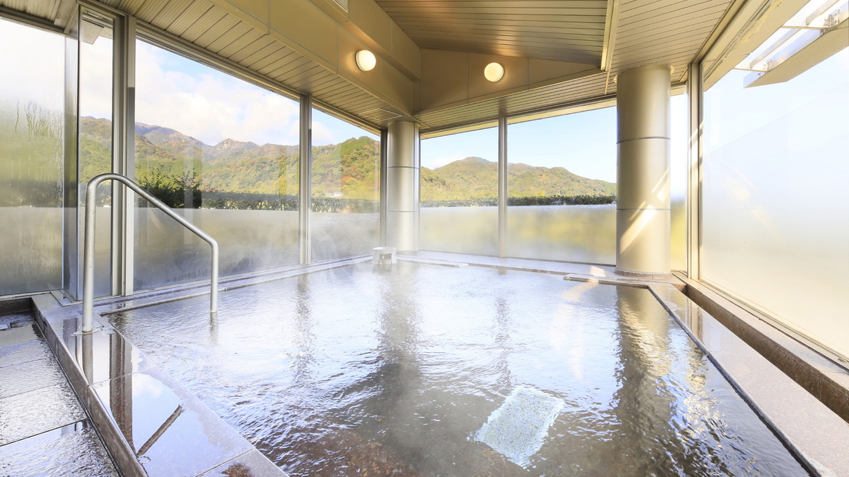 【大浴場】男湯からは山々の景色をご堪能頂けます。
