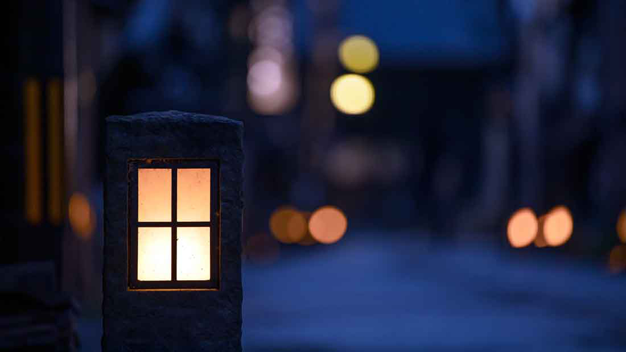 *【周辺観光】京よろず前の石畳の通りでやさしく灯る灯篭。のんびりと旅の風情を味わえます