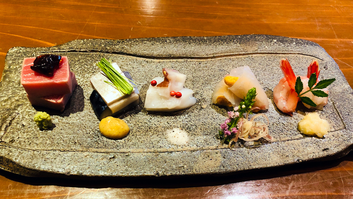 *【夕食一例／秋】日本海で獲れる海の幸を少量多品目で味わう。
