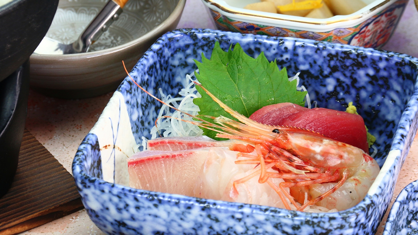 食事夕食の一例。日本海の食材をいつも新鮮な状態で仕入れています。