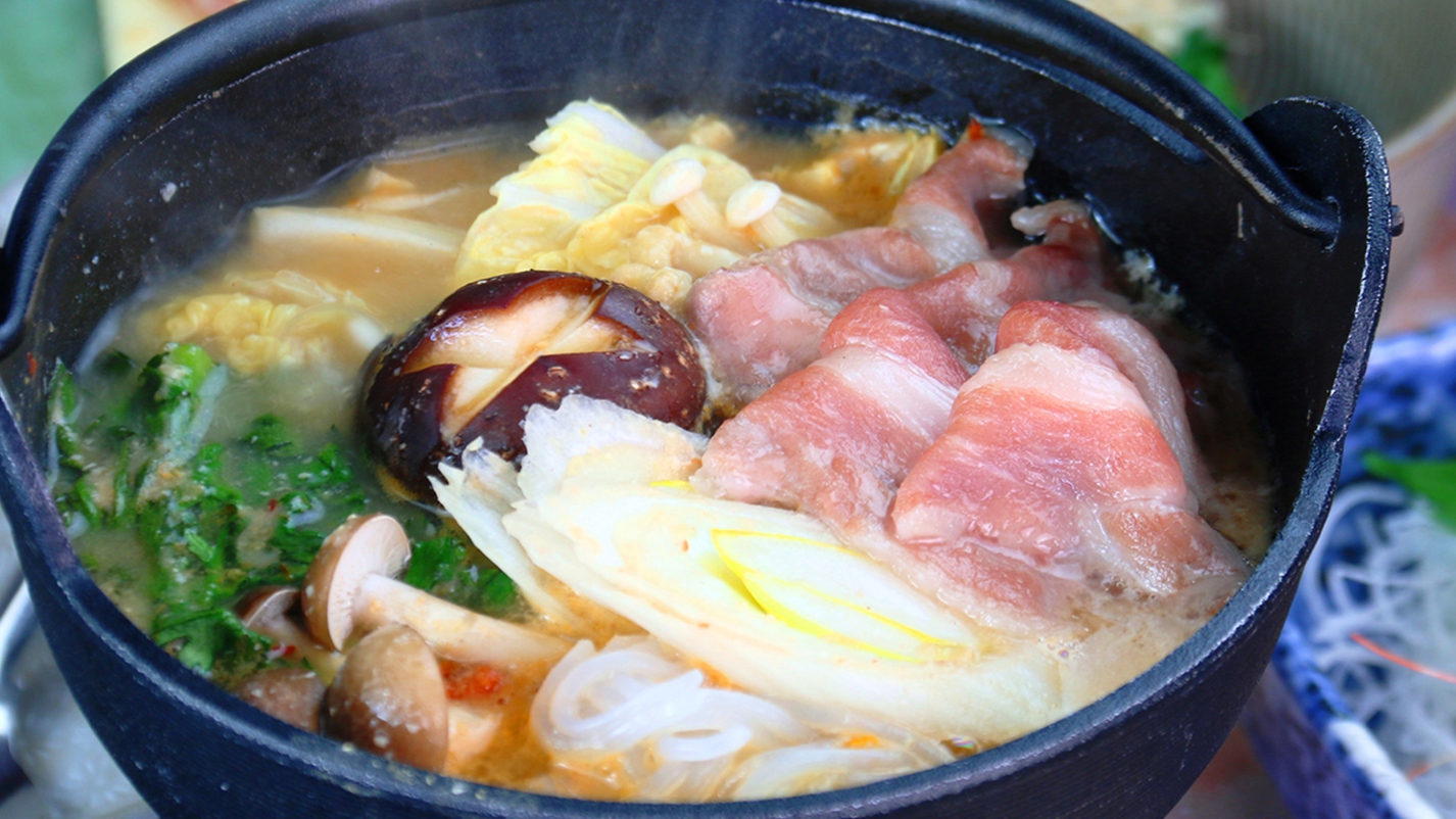 食事夕食一例。国産豚のかんずり鍋。冷えた身体を温めます。