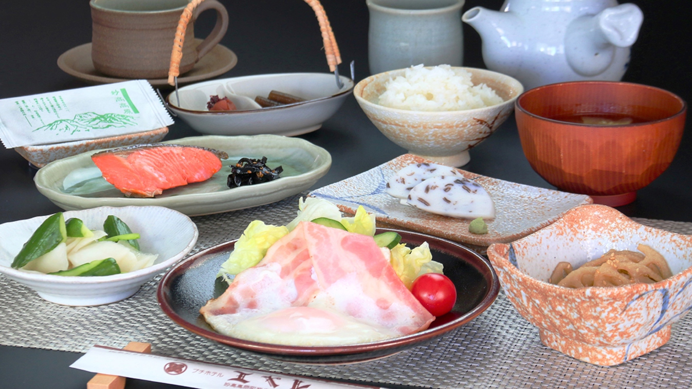 食事朝食の一例。新潟のおいしいお米と色とりどりの山海の幸。ごはんがすすむ和朝食です。