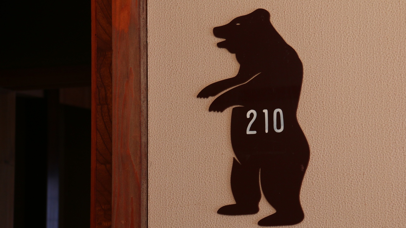 客室部屋番号は熊のオブジェに書かれています。210