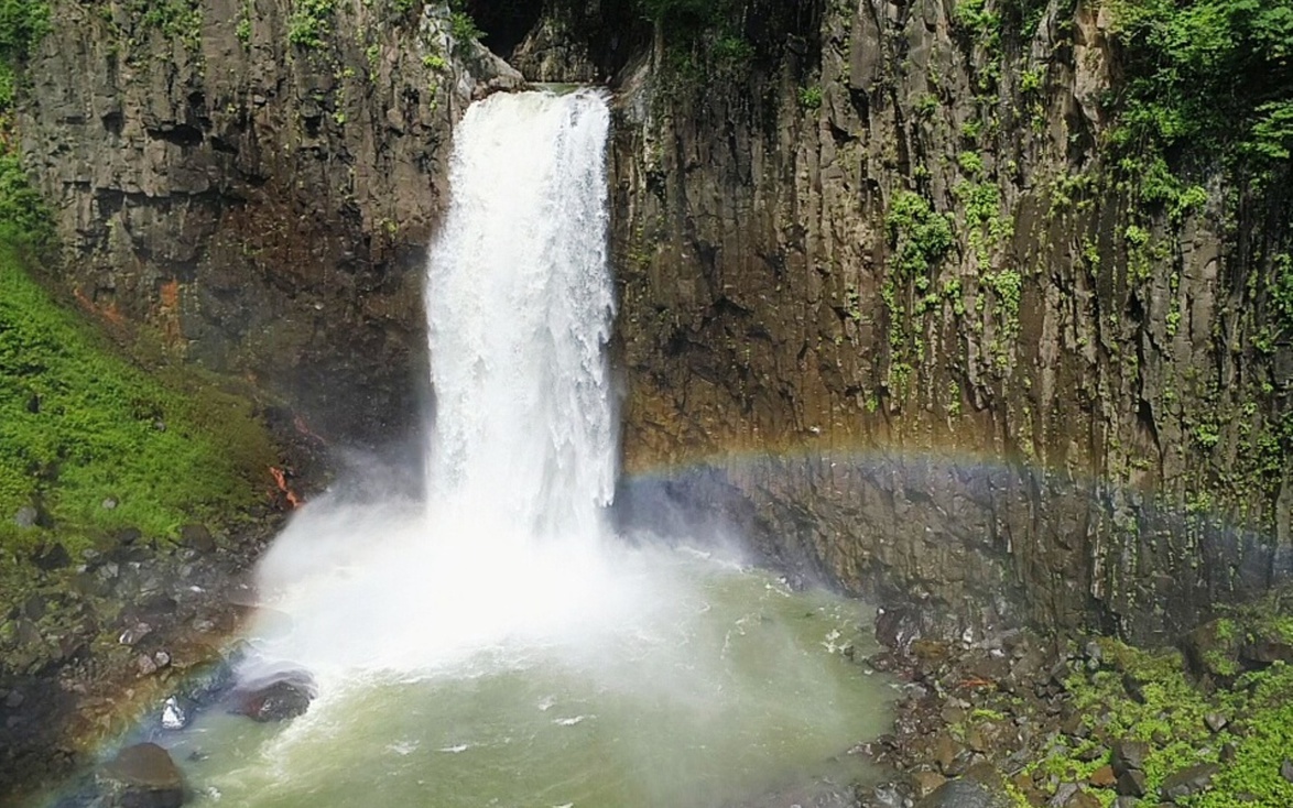 【苗名滝】日本の滝百選に数えられる名瀑。当館から徒歩1時間程度のトレッキングもオススメ♪