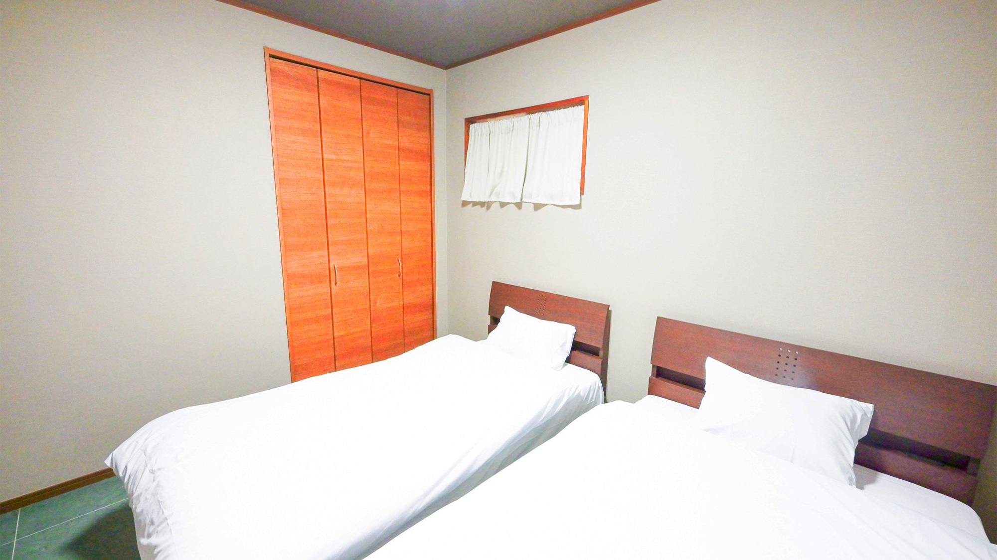 ・【A棟・寝室】ダブルベッド1台、シングルベッド1台を設置した部屋