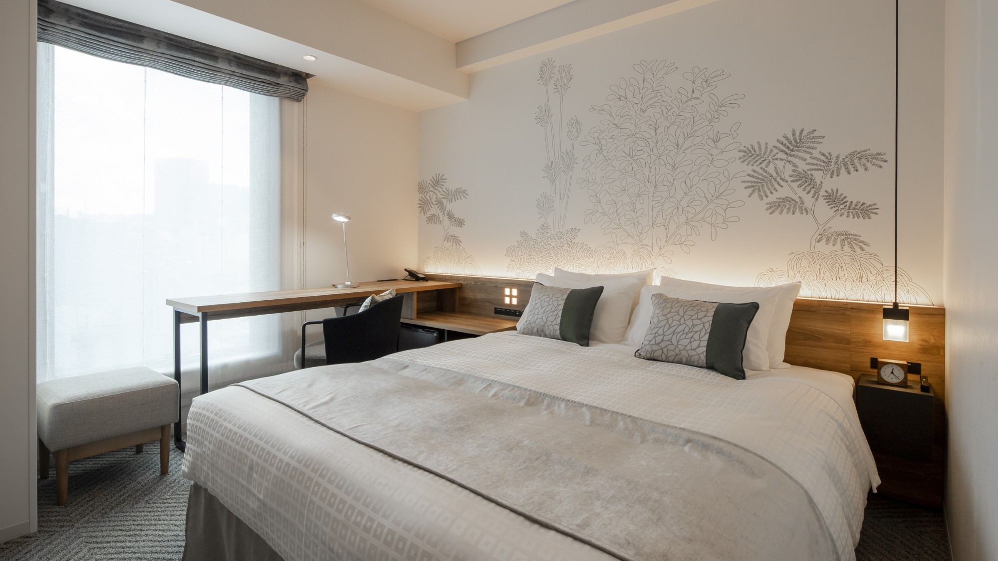 コンフォートダブル（デスク）18平米｜広々160cm幅のベッド。全室ドリームベッド社のサータを採用