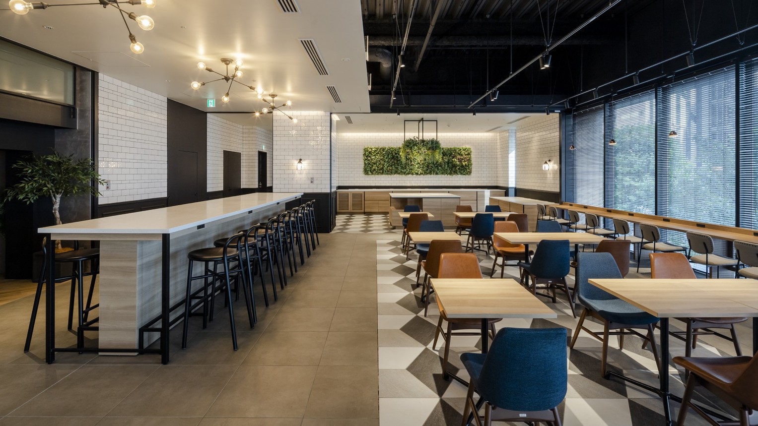 2階ロビーラウンジ｜Wi-Fi環境完備。カウンター席と窓際の席にはコンセントがございます。