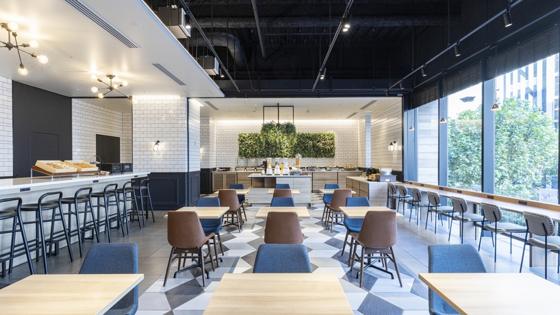 レストラン会場｜柔らかい日差しが差し込む清潔感あるスペース