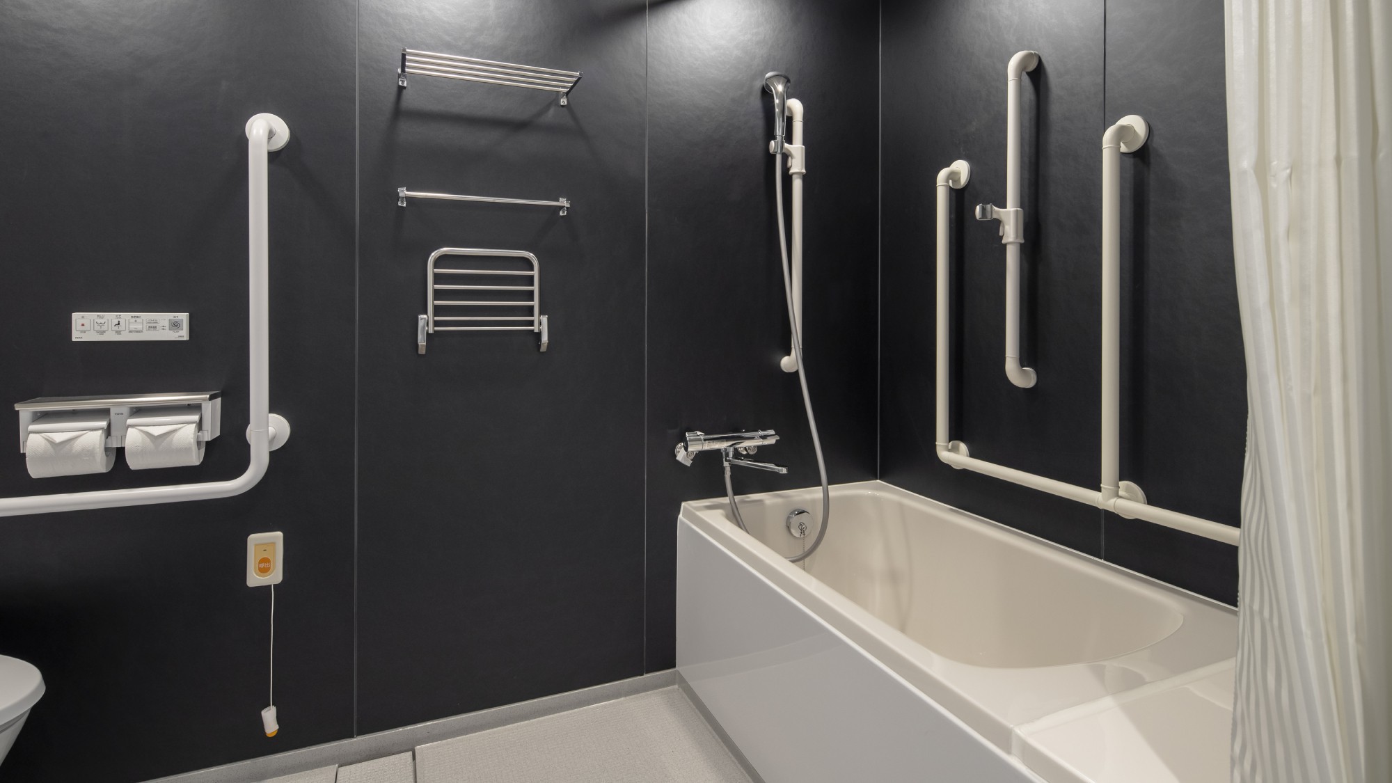 ユニバーサルルーム 32平米｜トイレ・バスには手すりがございます。フラットで広々とした造りです。