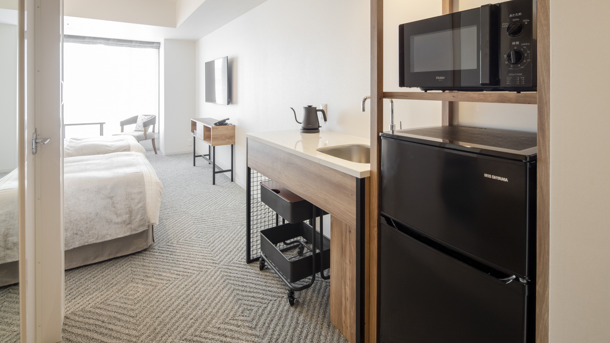 レジデンシャルツイン 25平米｜手軽に使用できるミニキッチンと、簡単な調理器具や食器がございます