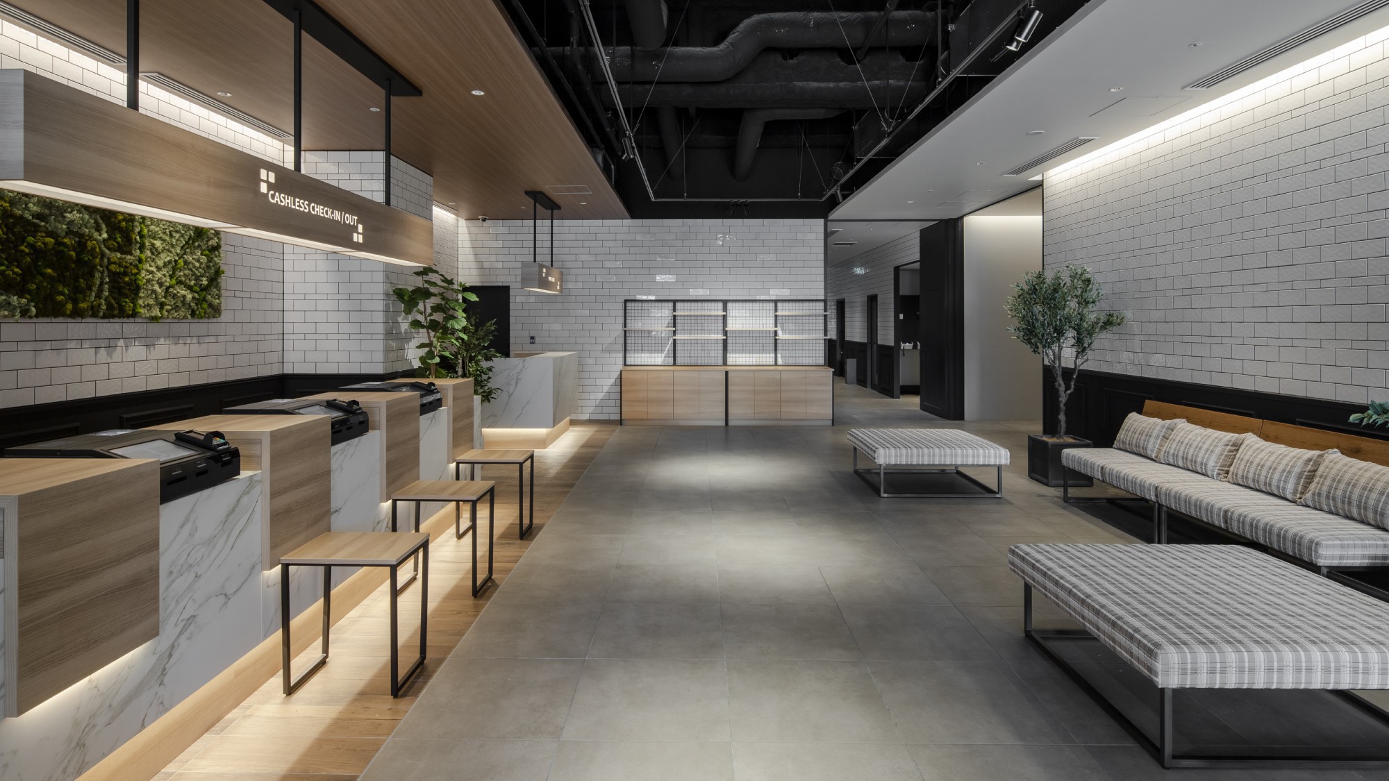 2階フロントロビー｜フロントスタッフは24時間体制でご滞在のお客様をサポートいたします。