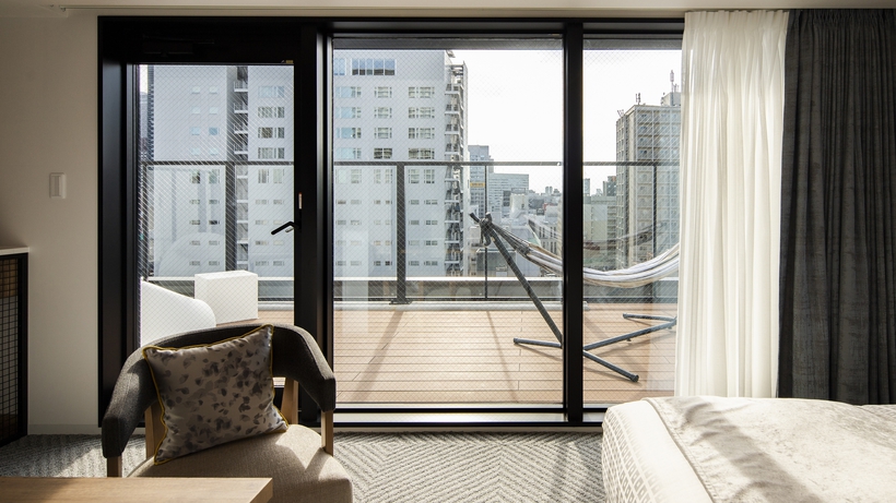 テラスルーム 26平米｜開放的な窓が特徴の明るいお部屋で、快適にお過ごしいただけます。