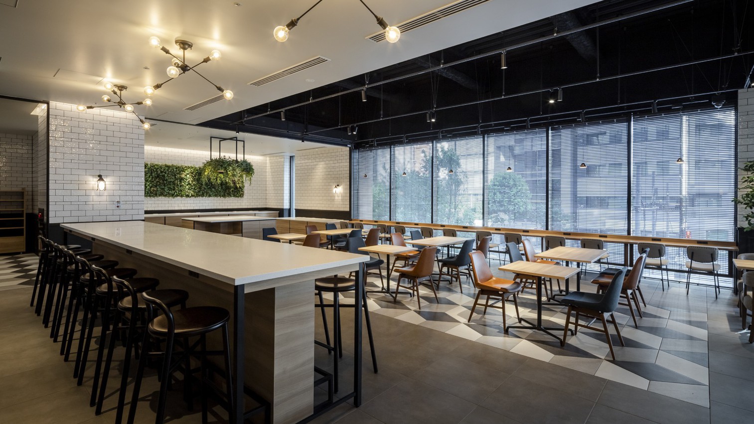 開放感溢れるラウンジに、充実のサービス。選び抜かれた設備とともに、きめ細やかなサービスを提供します