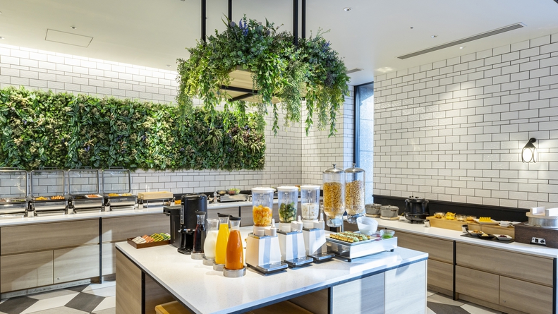 彩りも楽しめるラインナップで温かく作りたてのご朝食を。和洋ビュッフェ形式にてお楽しみいただけます。