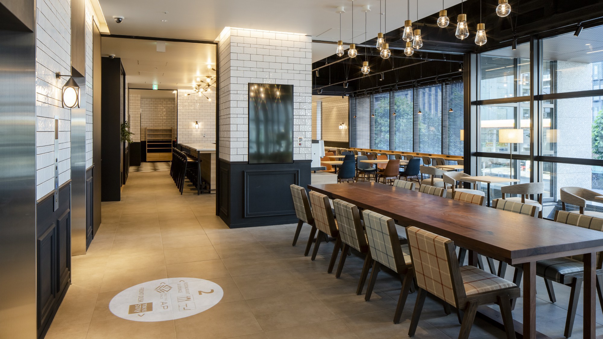 2階ロビーラウンジ｜明るくシックな雰囲気のロビーラウンジ。朝はご朝食会場としてご利用いただきます。