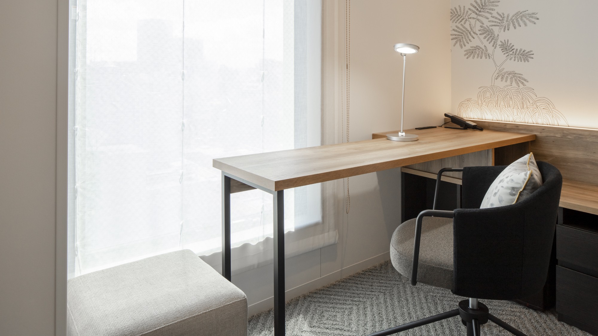 コンフォートダブル（デスク）18平米｜デスクが付いており、出張などで作業をされる方におすすめです