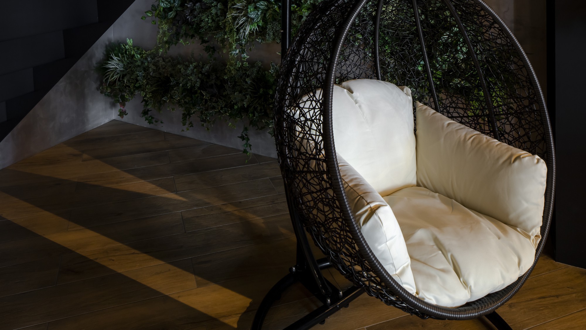 2階ロビーラウンジ｜ハンキングチェアやおしゃれな照明が印象的な、シックな雰囲気のロビーラウンジです