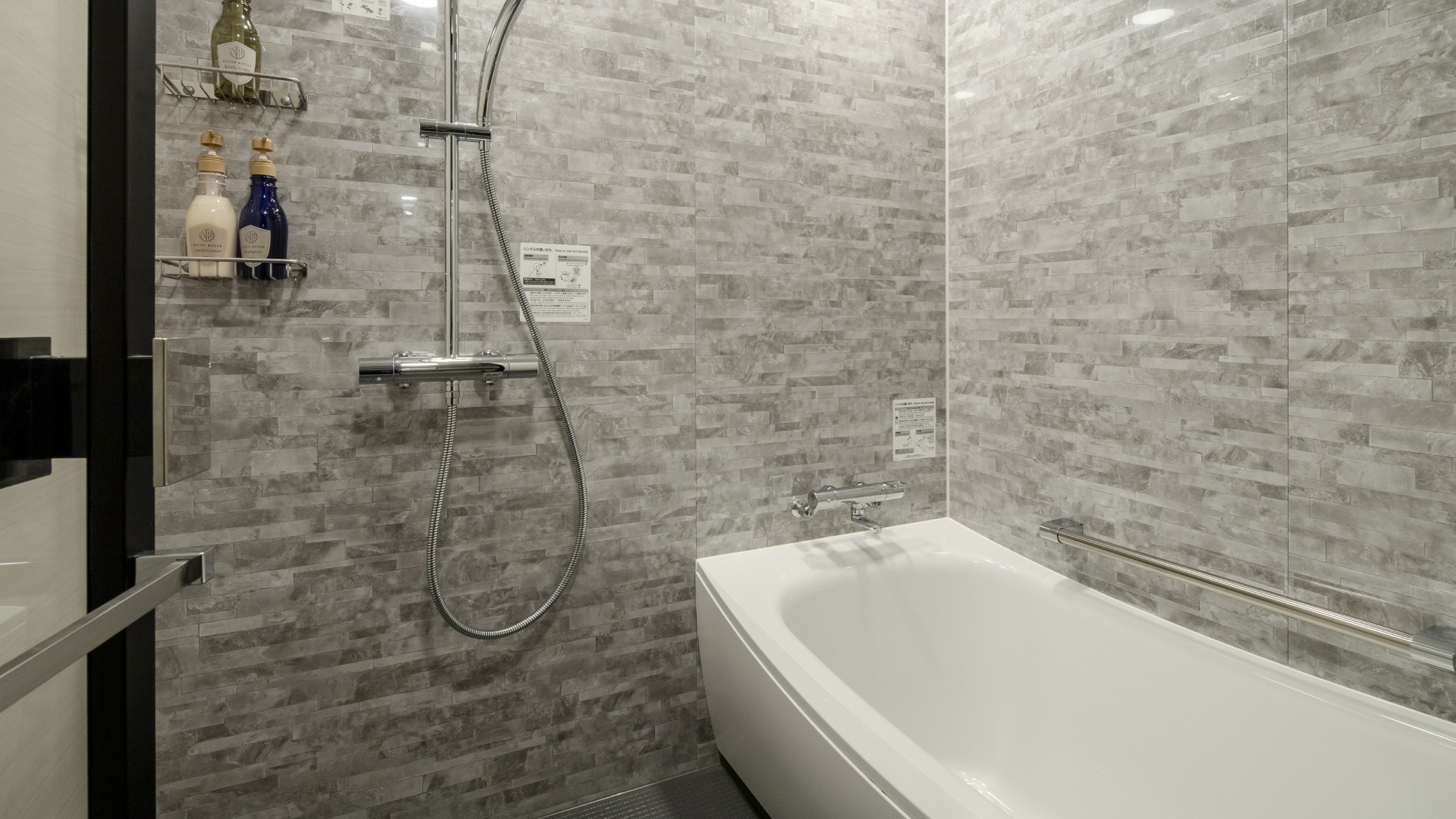 スーペリアツイン 32平米｜広々とした洗面所と、洗い場付きのバスルームがございます