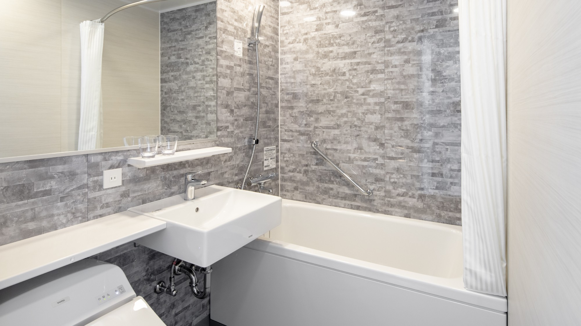 客室設備｜バストイレ（独立したバスルームがあるお部屋もございます）