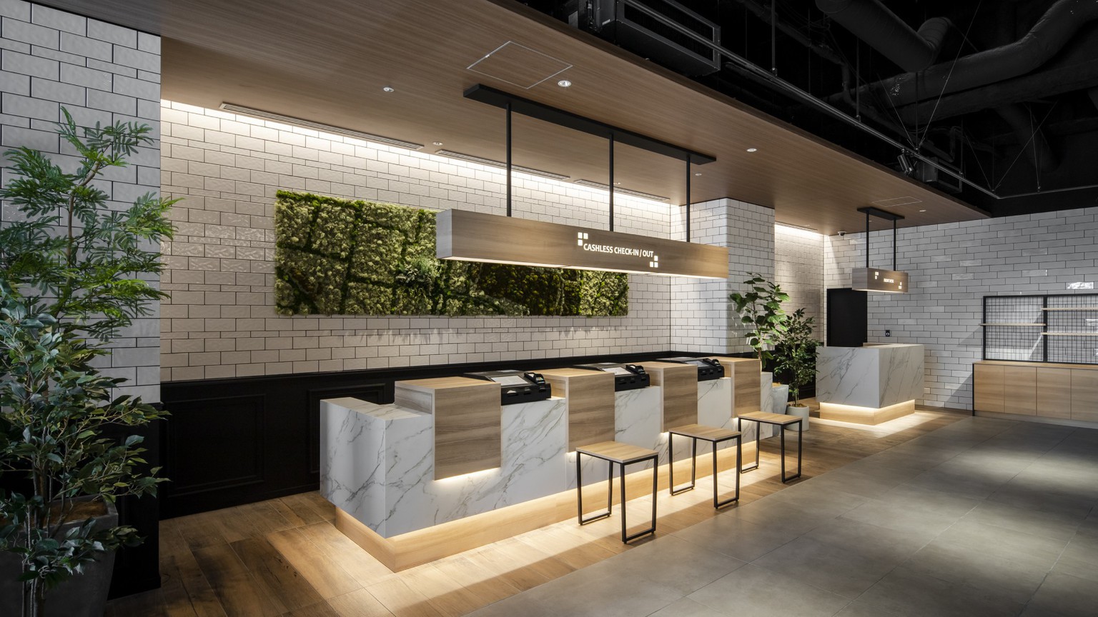 2階フロントロビー｜自動チェックイン機を３台設置。現金精算ご希望の方はスタッフにお申しつけ下さい。