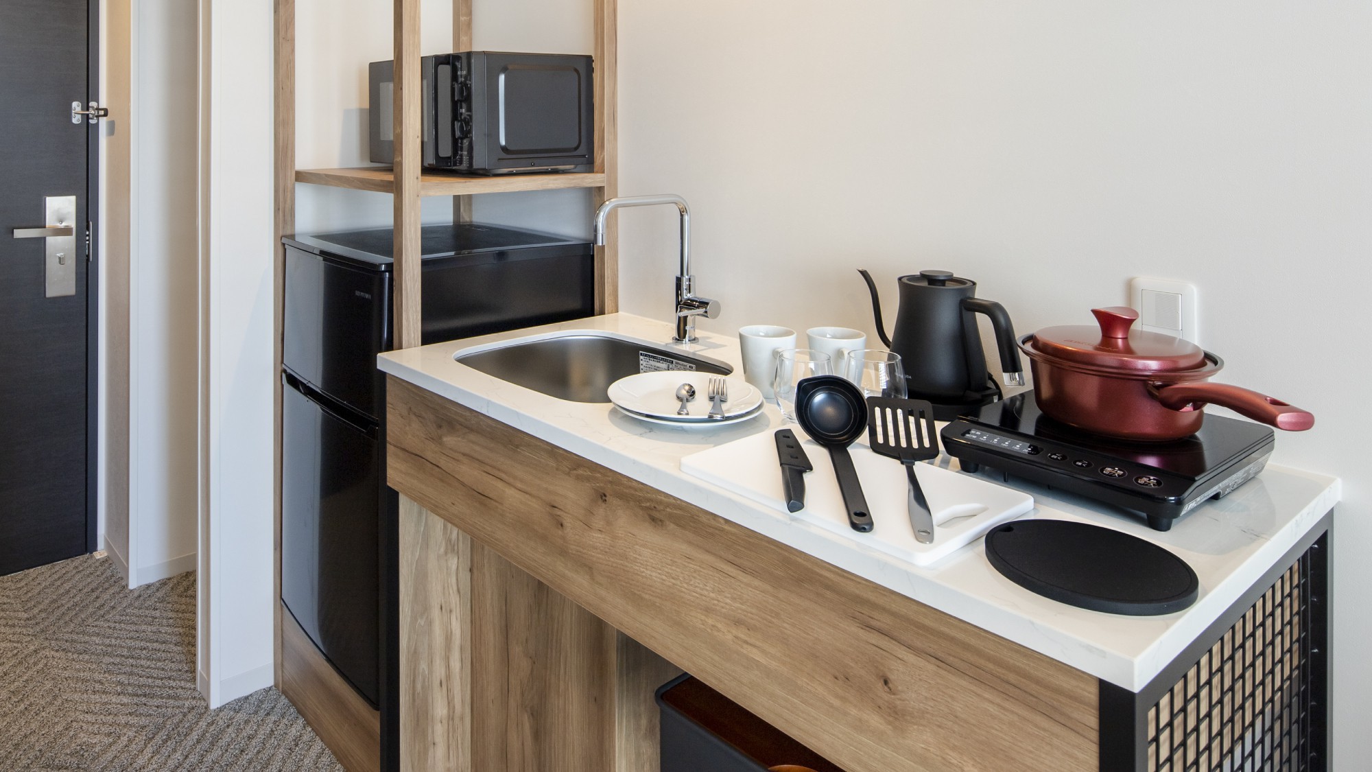 レジデンシャルダブル 20平米｜手軽に使用できるミニキッチンと、簡単な調理器具や食器がございます