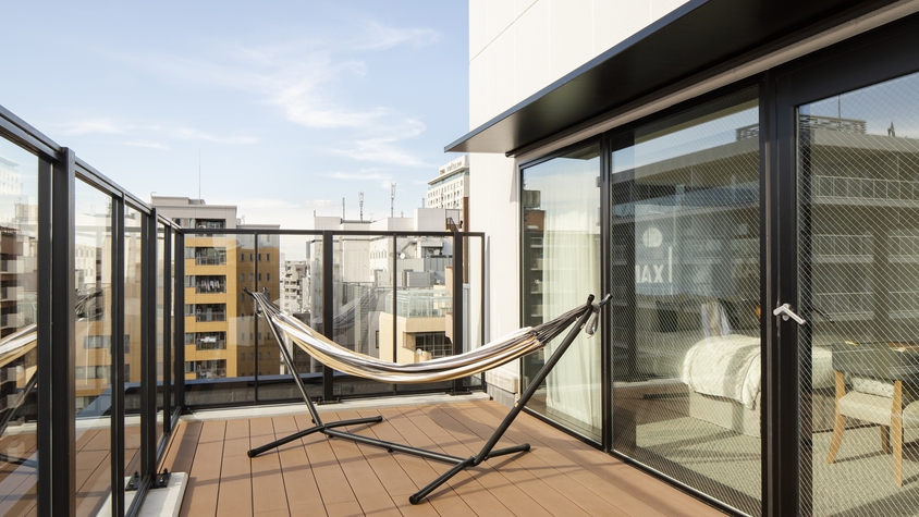 テラスルーム 26平米｜新宿の街並みを望むテラス付。開放感ある明るい客室は、長期滞在でも快適です。