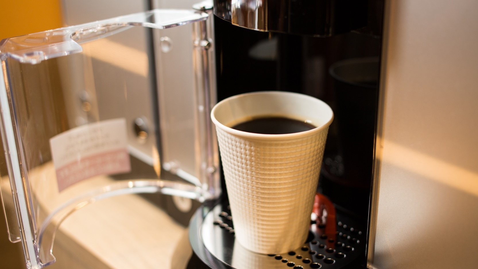 厳選豆挽きたてコーヒー、紅茶、ハーブティー等無料飲み放題