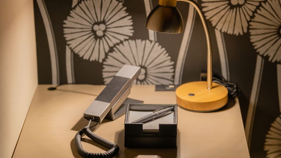 デスクライト・メモ・ポールペンなどあったらいいな、便利な小物をご用意。