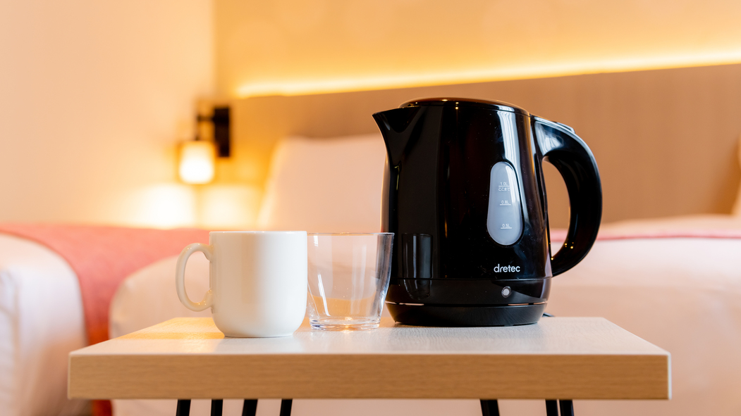 電気ケトル・カップ・マグカップおくつろぎいただく客室のためにご用意しました