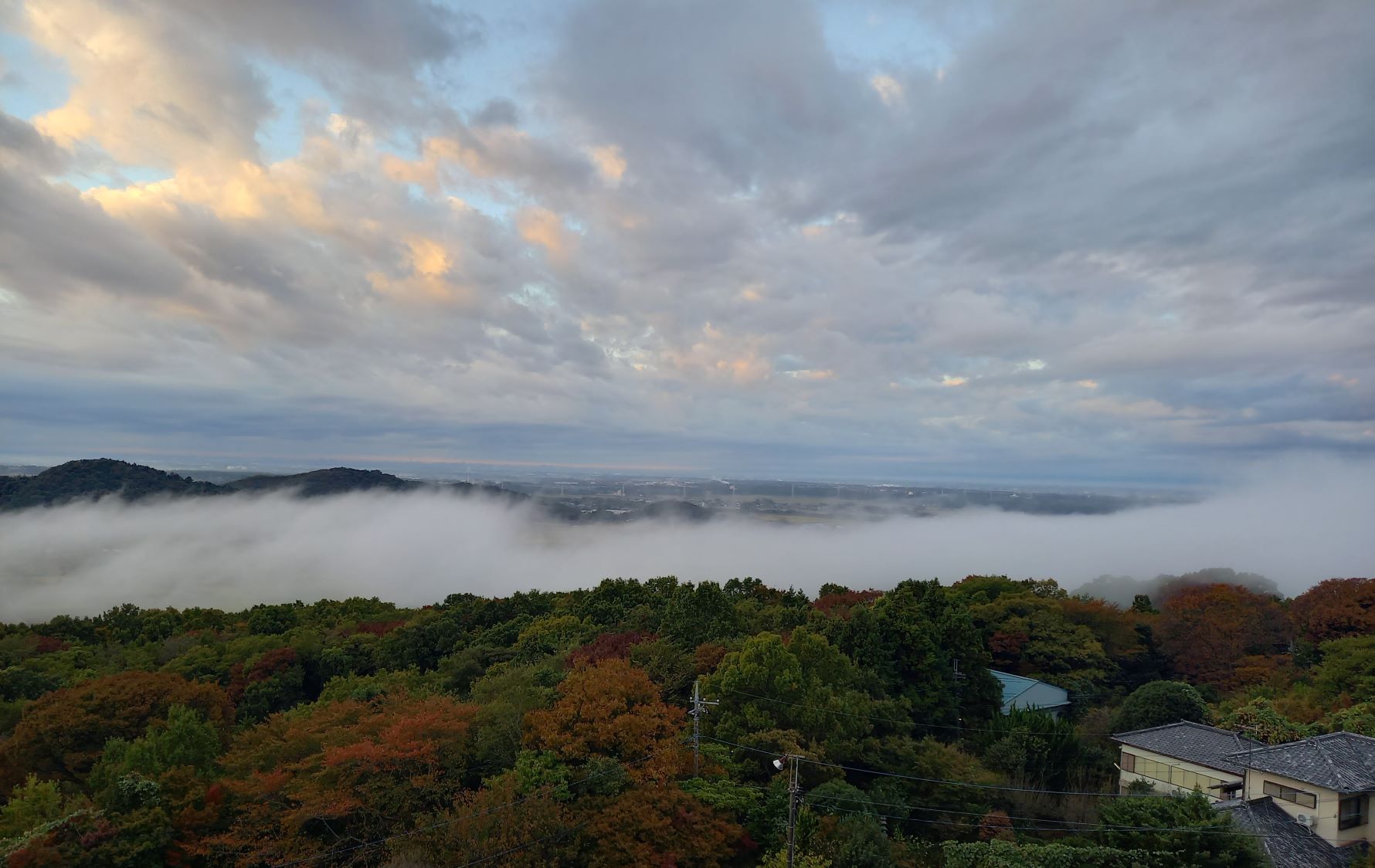 〜客室から望める雲海〜秋口から冬の明け方に現れる雲海は、 とても幻想的な世界です。