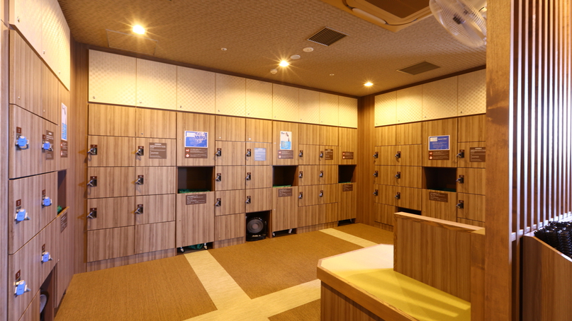 【天然温泉大浴場・男子】脱衣所（ロッカー：36個、洗面所：5個）