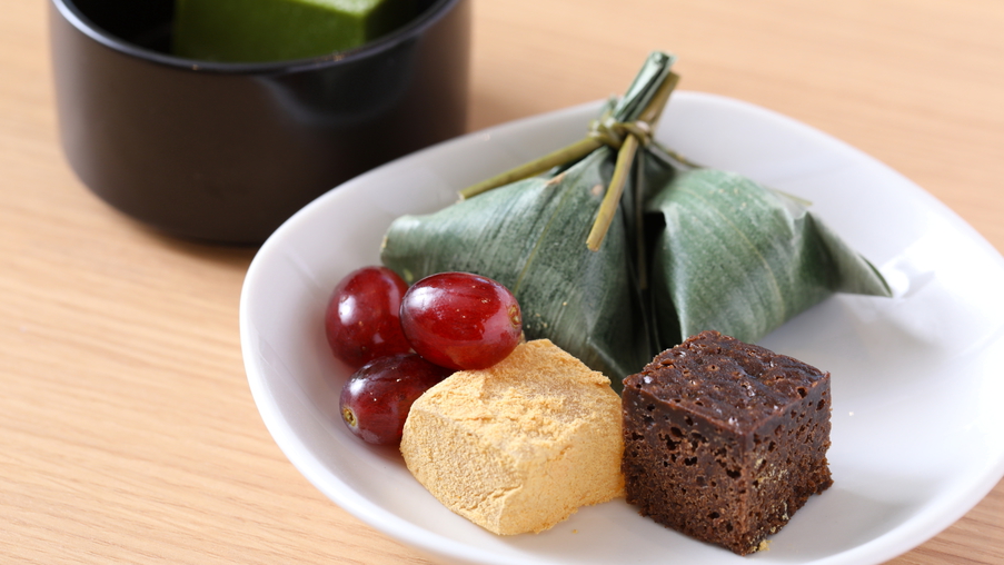 【朝食】デザート（わらび餅・チョコブラウニー・五郎島金時の笹麩）
