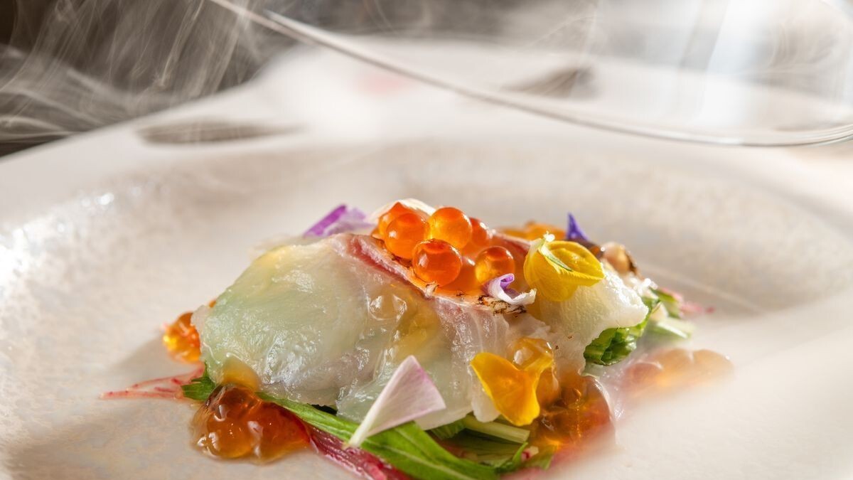 山翠会席＜2025年秋＞ 白身魚の炙りサラダ仕立て 燻製の香り