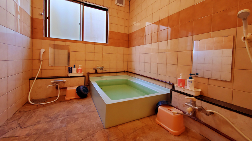 【お風呂／男湯】開放感のある本館1階にある共同浴場