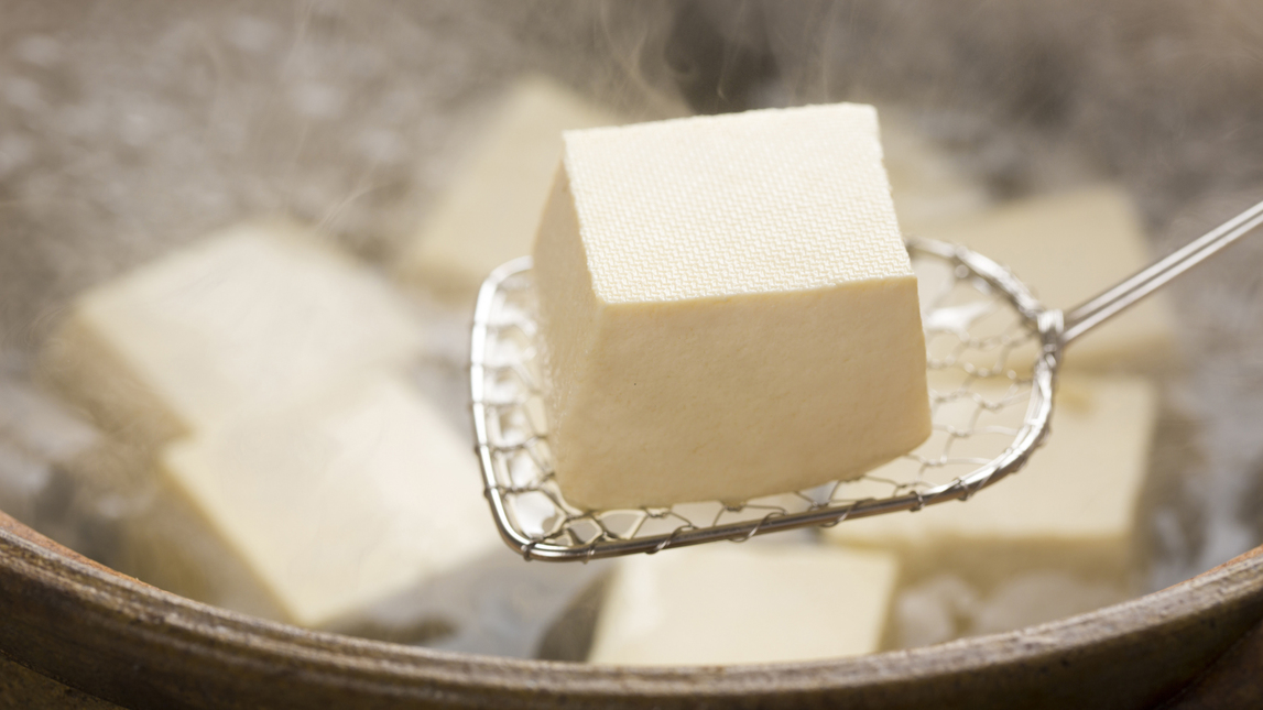 湯豆腐（京都産豆腐使用）体に優しい湯豆腐はポン酢をかけてさっぱりと。