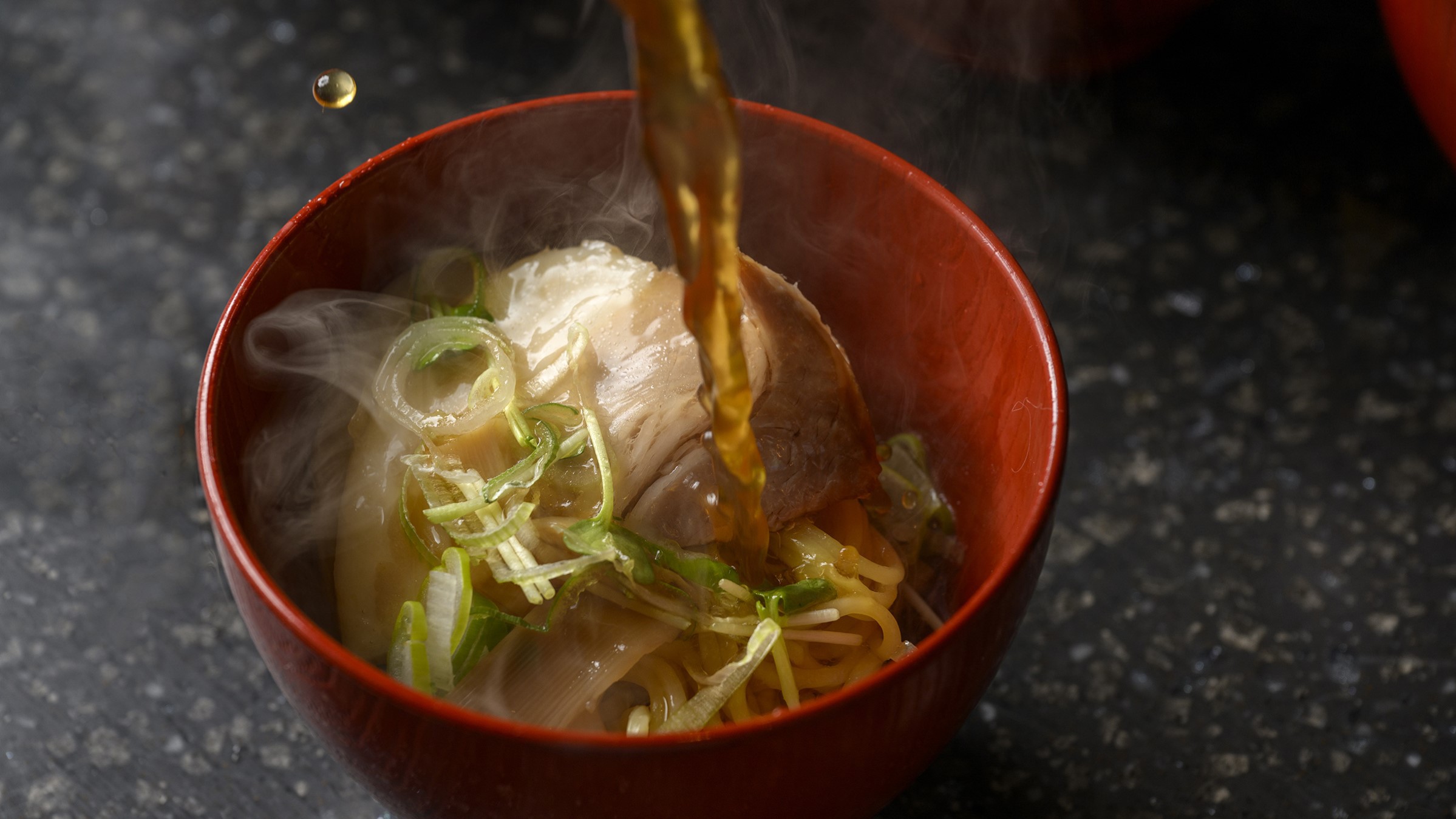 ホテル特製「醤油ラーメン」熱々のスープをかけて、さあ召し上がれ♪