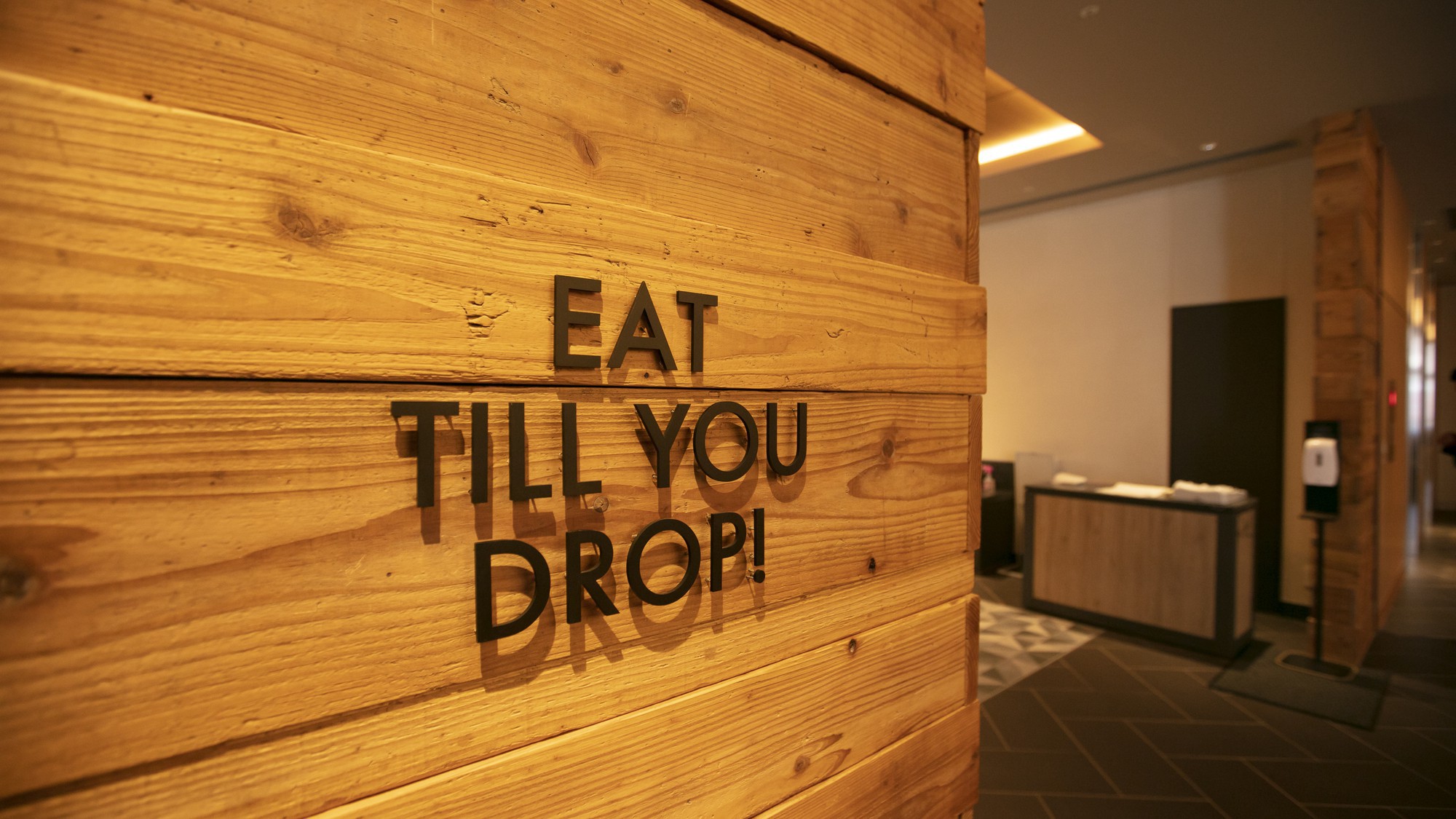 レストラン「EAT TILL YOU DROP!」