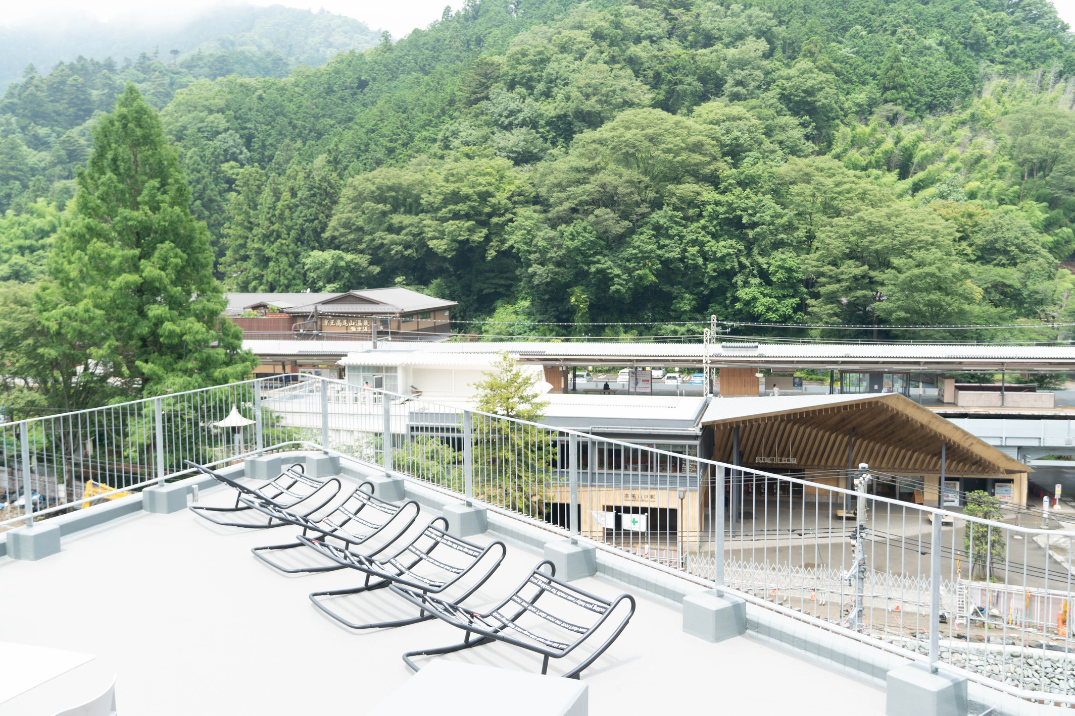 高尾山口駅からこんなに近い！天気がいい日は屋上でもおくつろぎいただけます。