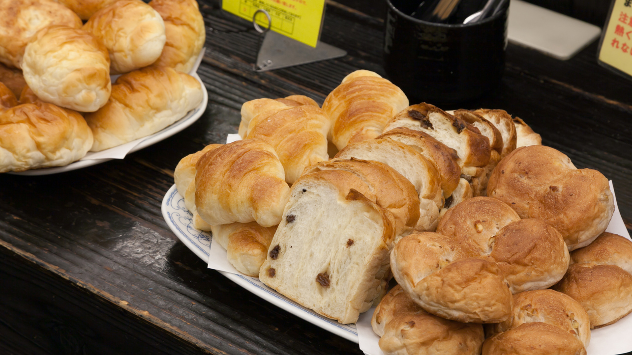 朝食（ビュッフェ）地元人気店のもちもち食パンなど、パンも種類豊富にご用意しております。