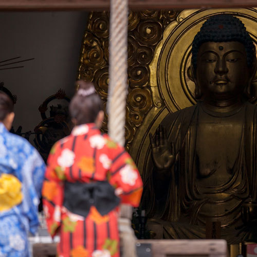 【月光園から徒歩3分】温泉寺金色に輝く薬師如来坐像。重要文化財の波夷羅大将立像もございます。