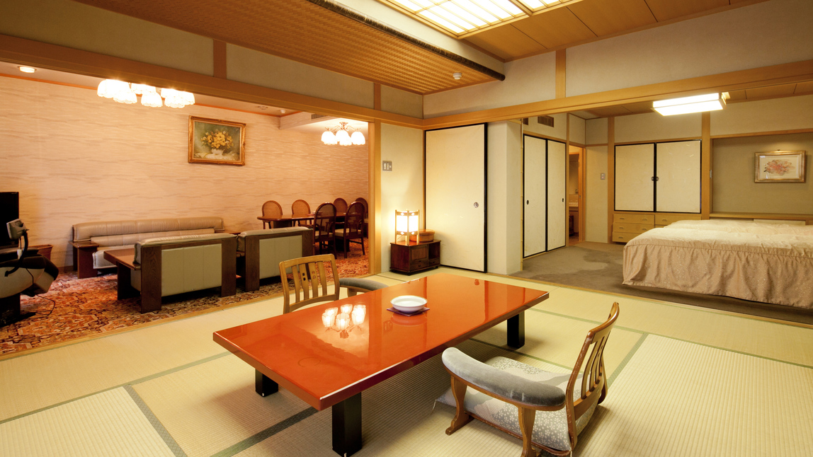 露天風呂付貴賓室 曲水亭-桐壷-和室（10帖）と洋室（8.16帖）の、和洋室タイプのお部屋です。