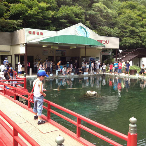 【月光園から徒歩6分】有馬ます池ファミリーやカップルに人気。ます釣りのあとは唐揚げや塩焼きで実食！