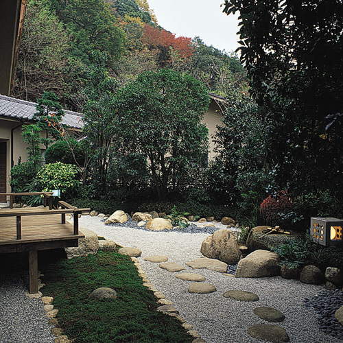露天風呂付貴賓室 曲水亭-夕顔-専用のお庭では、日本庭園らしい風情をお楽しみいただけます。
